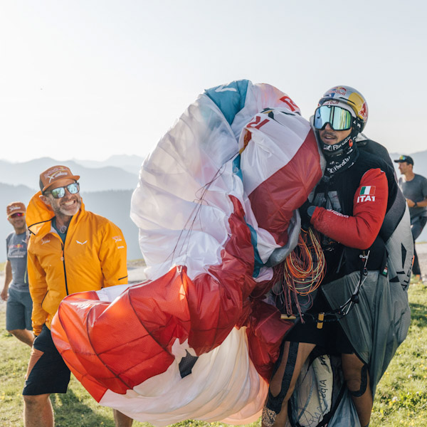 Zawodnik ITA1 jako pierwszy dociera na Schmittenhöhe w Austrii podczas Red Bull X-Alps 2025.