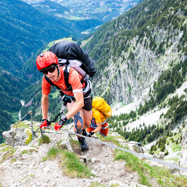 Rémi Bourdelle przemierzający trasę Red Bull X-Alps 2025 w rejonie Meran 2000.